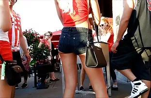 Jego żona pomaga młodemu darmowe filmy porno grupowe seksowi o wysokiej jakości