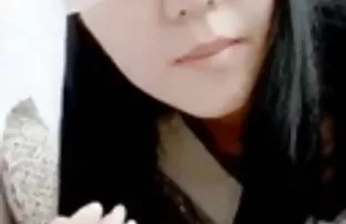 Bródka kręcona, studentka, filmy erotyczne w miejscach publicznych patrzy na mamę od tyłu, a sąsiedzi zapraszają ją do sypialni.