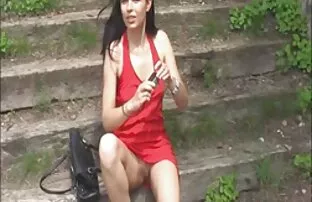 Mężczyzna w koszulce, dwie osoby filmy erotyczne rettube patrzą na blondynkę przez niebieską zasłonę.