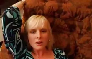 Czerwona darmowe filmy porno android kobieta-tłuszcz mleczny, przed kamerą.