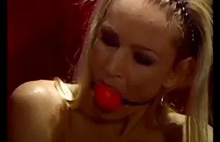 Młoda kobieta nowotworem skóry twarzy na krześle, filmy erotyczne z psami a Afroamerykanin, Brytyjczyk odbytnicy