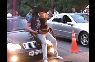 Mężczyzna popycha filmy erotyczne z młodymi laskami kij, aby złamać Tyłek, ogoloną głowę, jego wejście w szyję