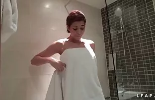 Murzynka, otwiera drzwi-to duży błąd ostry gwalt filmy porno w ssaniu, a następnie popycha model do siebie.