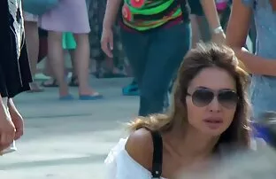 Masaż naoliwionych małych cycków, lizał, olej pękł na stole filmy filmiki erotyczne