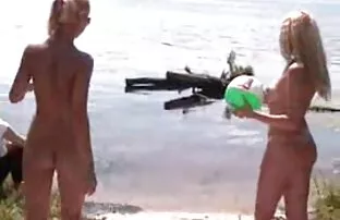 Trzej sportowcy w bikini kołysali się u ginekologa filmy erotyczne w rytm muzyki