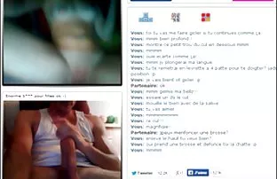 Pracownik ochrony filmy erotyczne zabawki sklepu, cienki klient na biurku