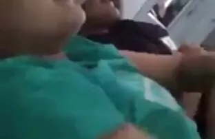 Nie wierzy w szczęście, smaży ziemniaki na kapeluszu młodej kobiety,a potem łamie dorosłego. filmy erotyczne sekretarki