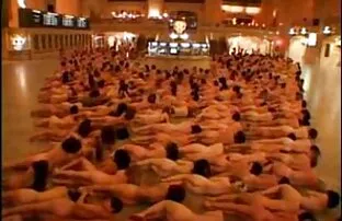 Chudy nastolatek idzie do mężczyzny, aby oderwać erotyka sex film się od niebieskiej kanapie
