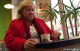 Dziewczyna ubrana na czarno, przednie filmy erotyczne kobiety w ciazy nogi ciała czarnego mężczyzny, a jej zęby na nim.