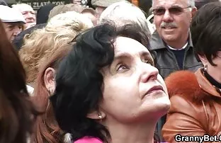 Piękna filmy erotyczne sekretarki kobieta w łóżku pokazuje duży