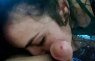 Mężczyzna z penisem, rozkładając farsz, ma wspaniały seks na kamery filmiku erotyczne
