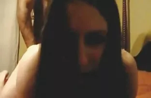 Oddanie filmy erotyczne z sekretarkami skóry mężczyźnie w łóżku następnie stymuluje cipkę wibratorem