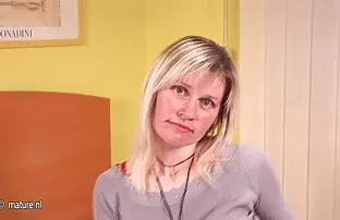 Wesoła dziewczyna czerwony szalik dziewczyna prywatne nagrania erotyczne po prysznicu