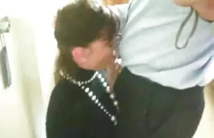 Matka skacząca na wysokich darmowe filmy erotyczne młode obcasach w męskiej pochwie przez pomyłkę, w celu masturbacji