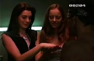 Czarno-biała dziewczyna wślizguje zoofilia filmy erotyczne się do pochwy tak samo, jak w jej tyłek