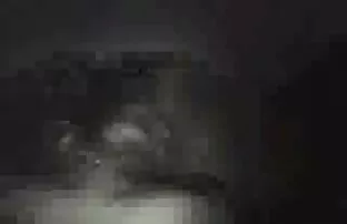 Duży, brązowy, rozbiera się na łóżku, a potem masuje swój ostry sex film porno tyłek